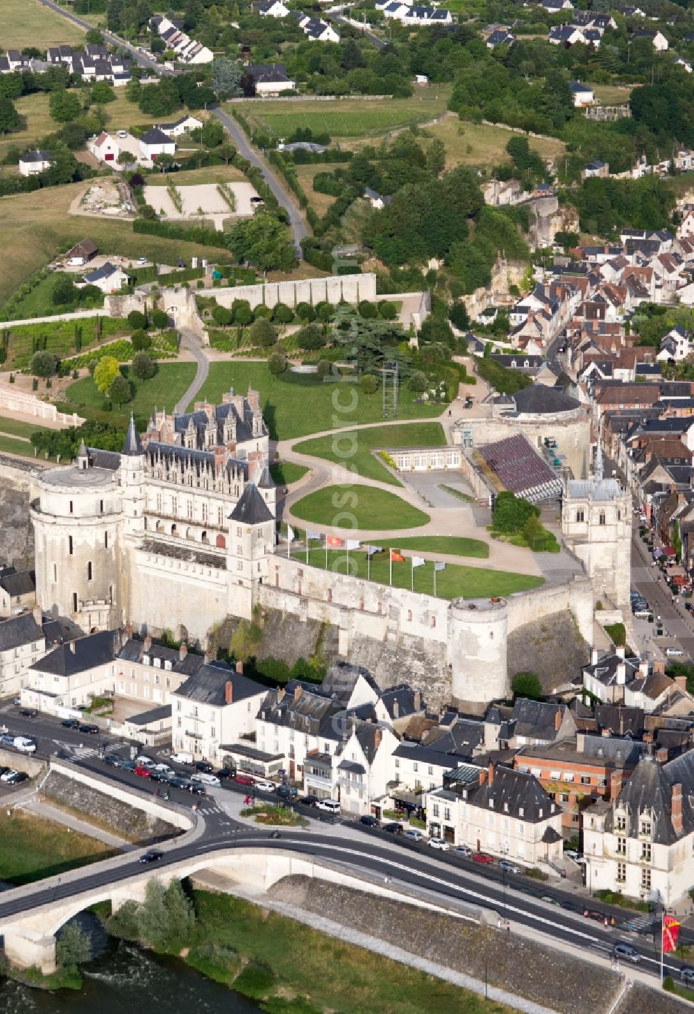 Amboise from the bird's eye view: Castle of Schloss Chateau Royal d'Amboise in Amboise in Centre-Val de Loire, France