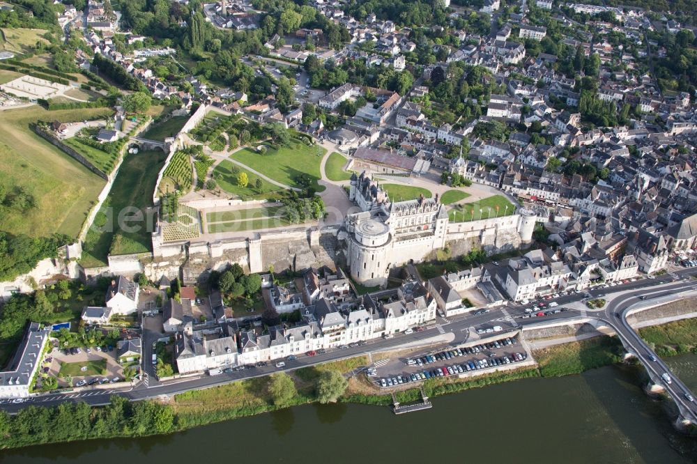 Amboise from the bird's eye view: Castle of Schloss Chateau Royal d'Amboise in Amboise in Centre-Val de Loire, France