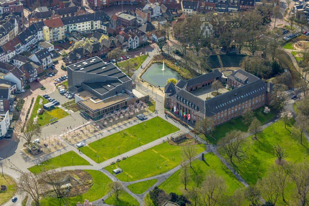 Aerial image Dinslaken - View of the castle grounds of the castle Dinslaken on the square D'Agen in Dinslaken in the state of North Rhine-Westphalia - NRW, Germany. The building, which was built around 1163, houses parts of the town hall, the town hall, the theatre and the town archives