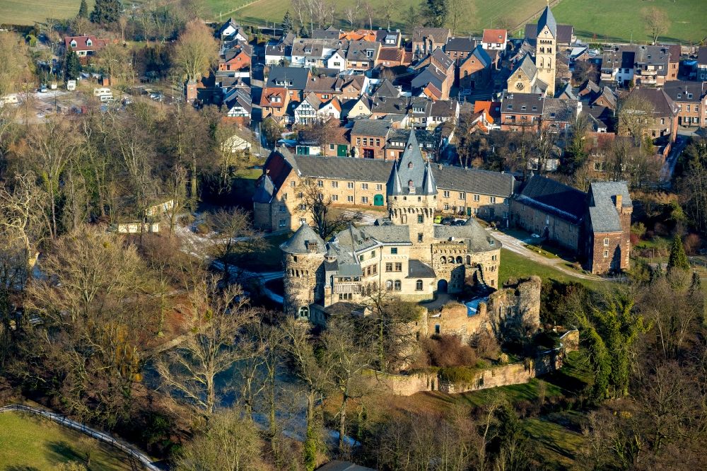 Aerial photograph Grevenbroich - Castle arrangement of the castle Huelchrath in the district of Huelchrath in Grevenbroich in the federal state North Rhine-Westphalia, Germany