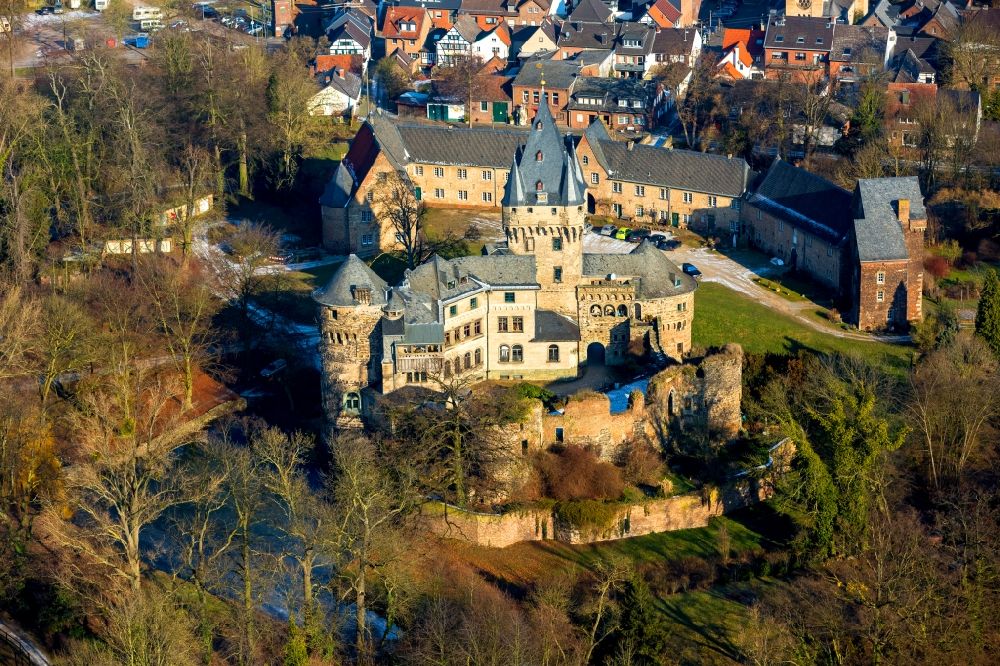 Aerial image Grevenbroich - Castle arrangement of the castle Huelchrath in the district of Huelchrath in Grevenbroich in the federal state North Rhine-Westphalia, Germany