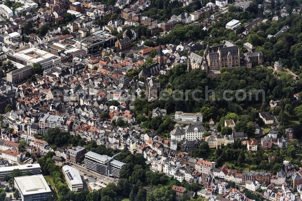 Marburg from the bird's eye view: Castle of Landgrafenschloss with museum overlooking the church building of the Lutherische Pfarrkirchengemeinde St. Marien in Marburg in the state Hesse, Germany
