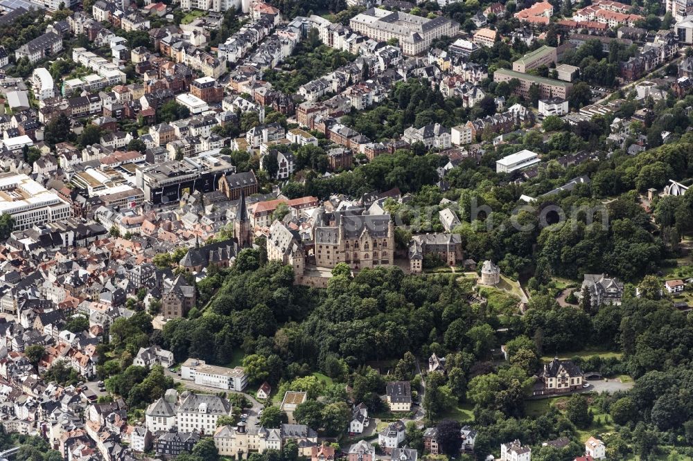 Aerial photograph Marburg - Castle of Landgrafenschloss with museum overlooking the church building of the Lutherische Pfarrkirchengemeinde St. Marien in Marburg in the state Hesse, Germany