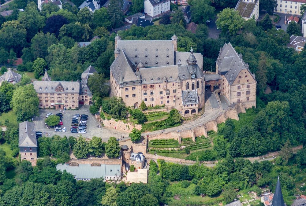 Aerial image Marburg - Castle of Landgrafenschloss with museum overlooking the church building of the Lutherische Pfarrkirchengemeinde St. Marien in Marburg in the state Hesse, Germany