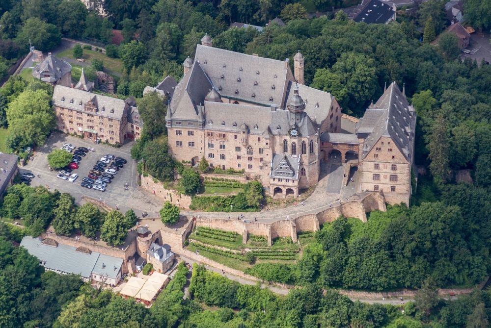 Marburg from the bird's eye view: Castle of Landgrafenschloss with museum overlooking the church building of the Lutherische Pfarrkirchengemeinde St. Marien in Marburg in the state Hesse, Germany