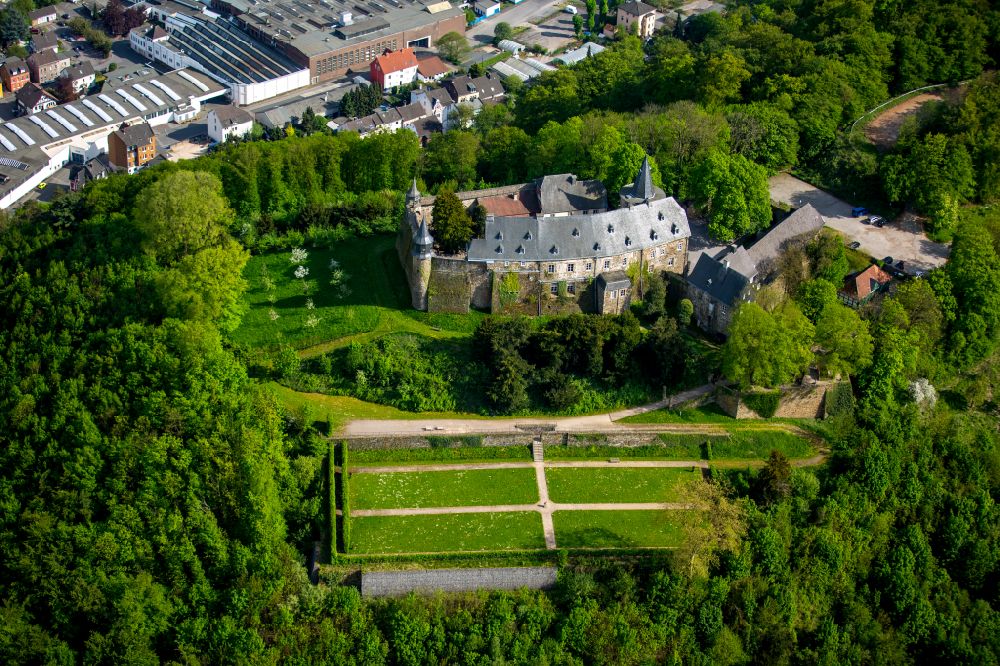 Hagen from the bird's eye view: Castle of on street Alter Schlossweg in the district Hohenlimburg in Hagen in the state North Rhine-Westphalia, Germany
