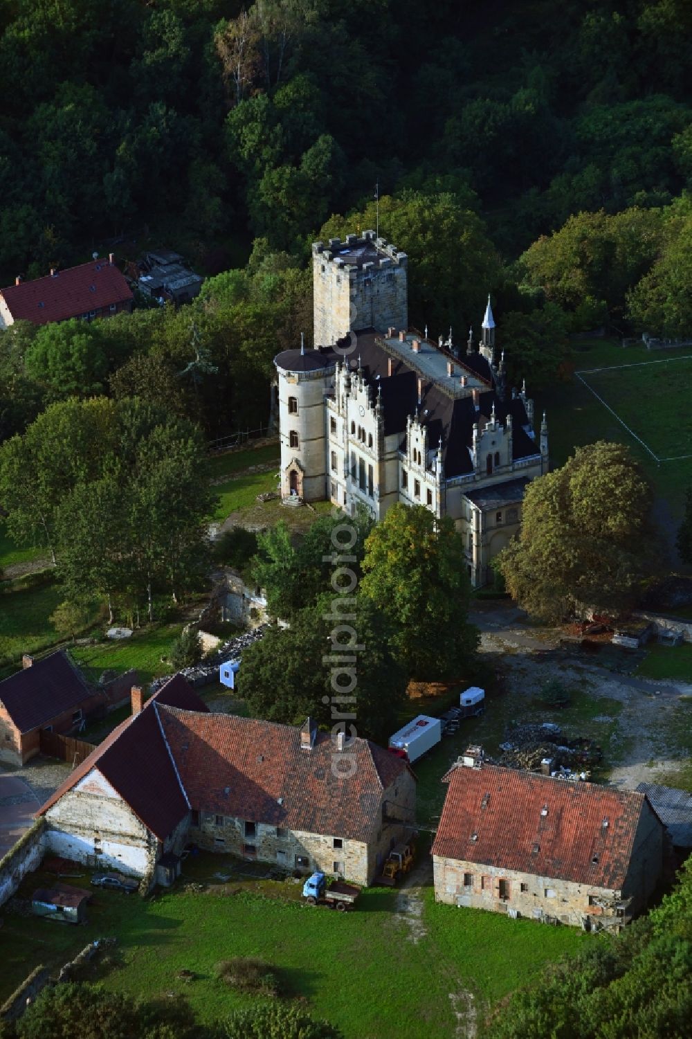 Sommersdorf from the bird's eye view: Castle on Schlosshof in Sommersdorf in the state Saxony-Anhalt