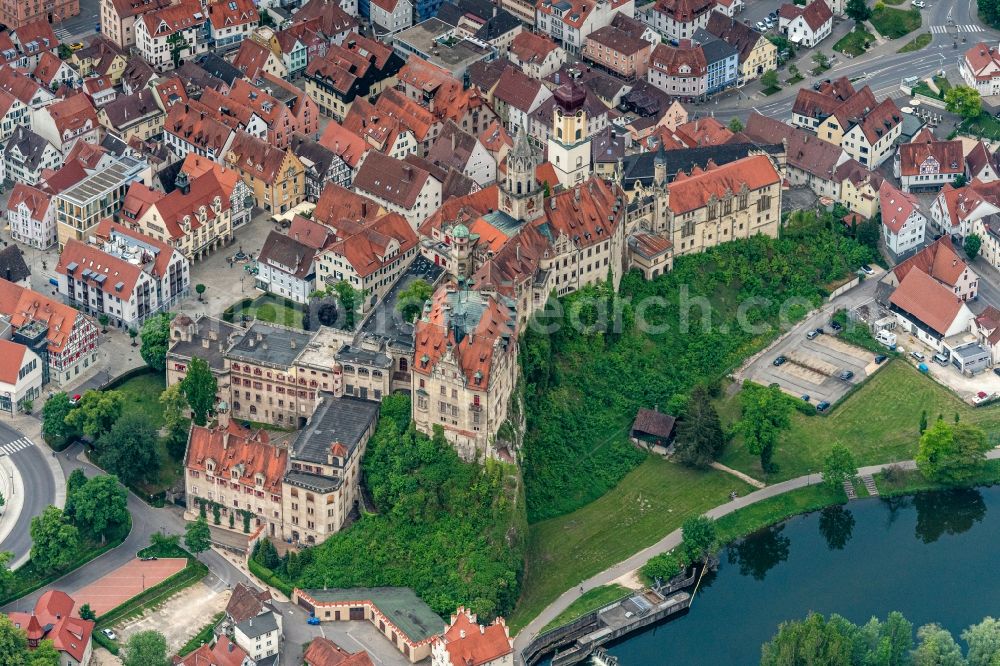 Aerial photograph Sigmaringen - Castle of Sigmaringen between Danube and old town of Sigmaringen in the state Baden-Wurttemberg, Germany