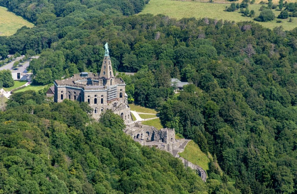 Aerial image Kassel - Castle of with Herkules on Schlosspark in the district Bad Wilhelmshoehe in Kassel in the state Hesse, Germany