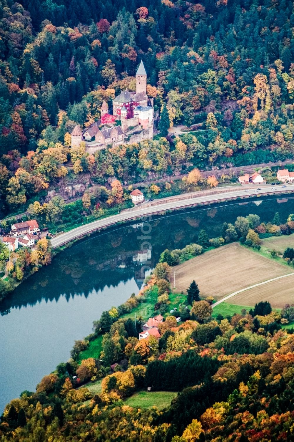 Aerial photograph Zwingenberg - Castle of Zwingenberg above the Neckar in Zwingenberg in the state Baden-Wurttemberg, Germany