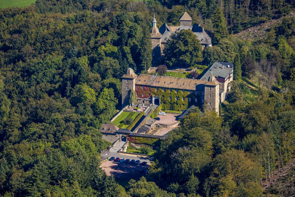 Schnellenberg from the bird's eye view: Castle of the fortress Burghotel Schnellenberg in Schnellenberg in the state North Rhine-Westphalia, Germany
