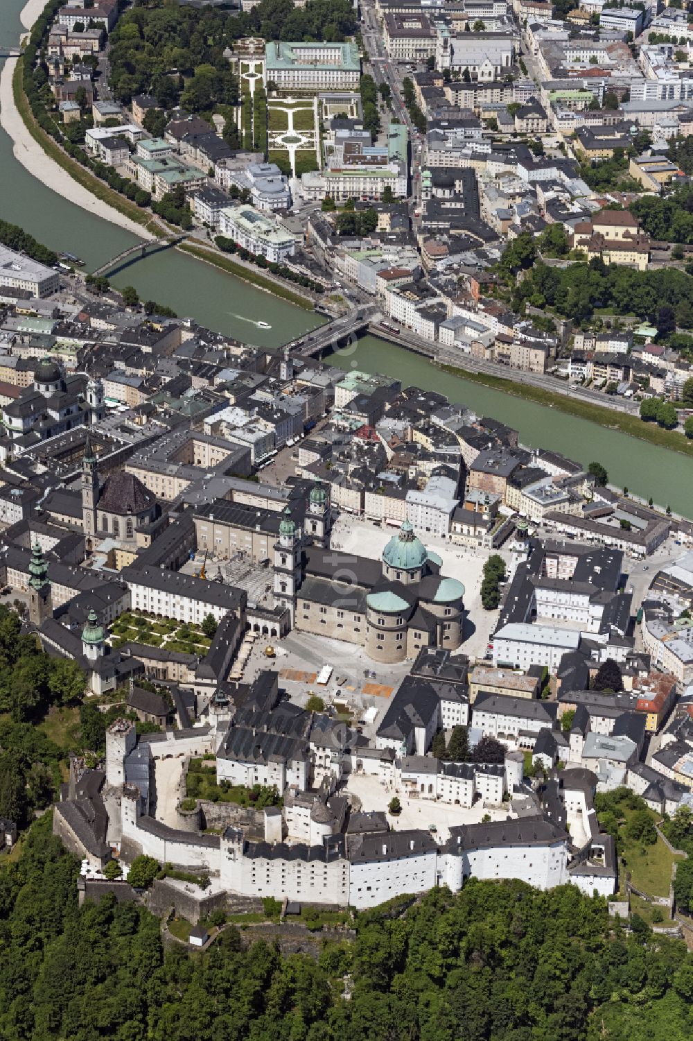 Aerial photograph Salzburg - Castle of the fortress Hohensalzburg with Blick auf die Altstadt on street Moenchsberg in Salzburg in Austria