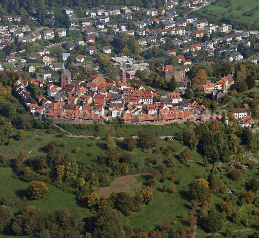 Neckargemünd from the bird's eye view: Der Ortsteil Dilsberg mit der gleichnamigen Bergfeste. Die Burg wurde im 12. Jahrhundert erbaut und ist die historische Ortmitte von Dilsberg. The district Dilsberg with the same-named stronghold.