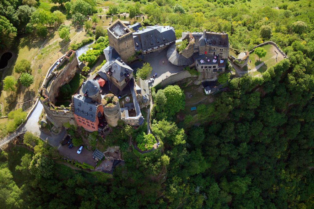 Aerial image Oberwesel - Blick auf das Burghotel Auf Schoenburg an der Rheinuferstrasse im Rheintal. Die Burg befindet sich im UNESCO-Welterbe Oberes Mittelrheintal.View of the Castle Hotel Auf Schoenburg. The castle is located in the UNESCO World Heritage Site.