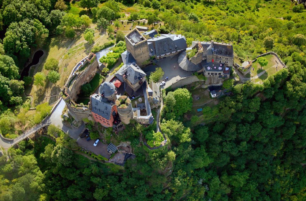 Aerial photograph Oberwesel - Blick auf das Burghotel Auf Schoenburg an der Rheinuferstrasse im Rheintal. Die Burg befindet sich im UNESCO-Welterbe Oberes Mittelrheintal.View of the Castle Hotel Auf Schoenburg. The castle is located in the UNESCO World Heritage Site.