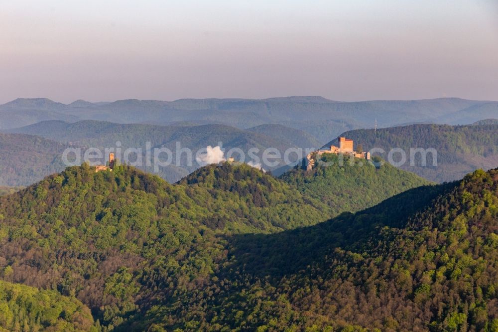 Aerial photograph Annweiler am Trifels - Castle of the fortresses Trifels, Scharfeneck and Anebos at sunset in Annweiler am Trifels in the state Rhineland-Palatinate, Germany