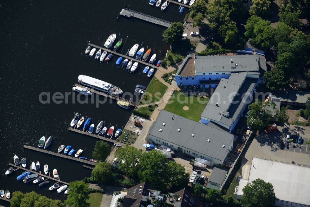 Berlin from the bird's eye view: Cafe, restaurant and events location pier36eins on the river Dahme in the Gruenau part of the district of Treptow-Koepenick in Berlin in Germany. The architectural distinct complex with the blue facade includes a boat dock and marina on the left riverbank