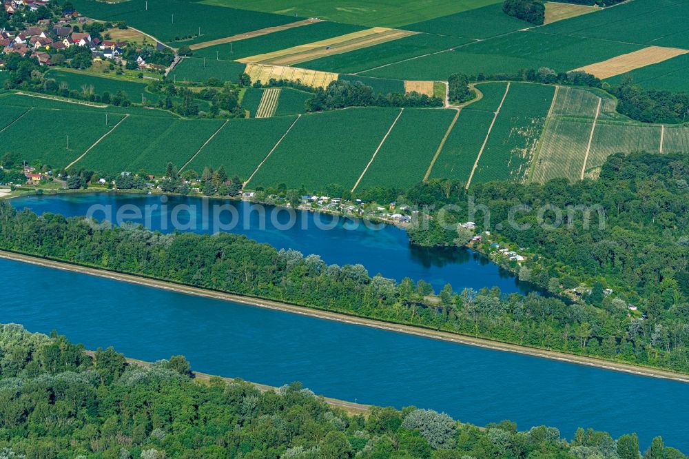 Schoenau from the bird's eye view: Mass influx of bathers on the beach and the shore areas of the lake in Schoenau in Grand Est, France