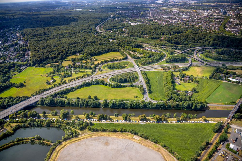 Aerial photograph Duissern - Camping on the bank of the shipping canal on the street Kolkerhofweg with a view of the federal motorway BAB A40 in Duissern in the Ruhr area in the state of North Rhine-Westphalia, Germany
