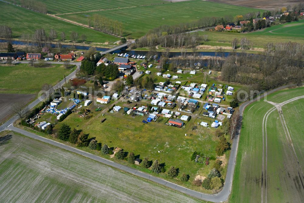 Aerial photograph Neu Göhren - Campsite with caravans and tents Bootanleger & Camping Hoeffler river - bank area of the Elde in Neu Goehren in the state Mecklenburg - Western Pomerania, Germany
