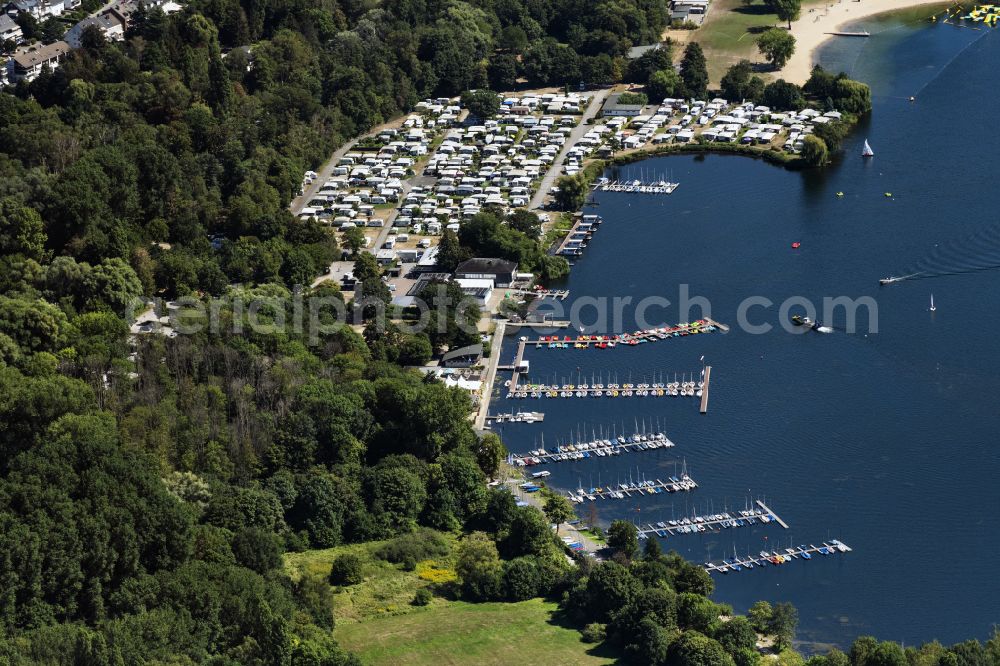 Aerial image Düsseldorf - Campsite with caravans and tents and a boat rent on the lake shore of Unterbacher See in Duesseldorf at Ruhrgebiet in the state North Rhine-Westphalia, Germany
