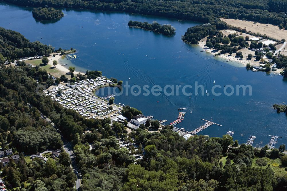 Düsseldorf from the bird's eye view: Campsite with caravans and tents and a boat rent on the lake shore of Unterbacher See in Duesseldorf at Ruhrgebiet in the state North Rhine-Westphalia, Germany