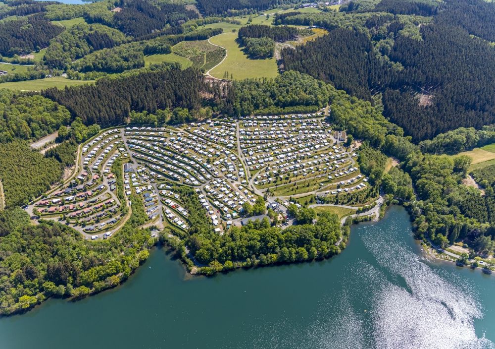 Wörmge from the bird's eye view: Campsite Camping Gut Kalberschnacke with caravans and tents on the lake shore of Lister in Woermge in the state North Rhine-Westphalia, Germany