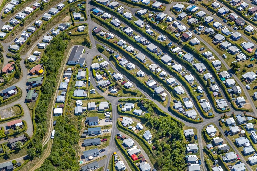 Aerial photograph Wörmge - Campsite Camping Gut Kalberschnacke with caravans and tents on the lake shore of Lister in Woermge in the state North Rhine-Westphalia, Germany