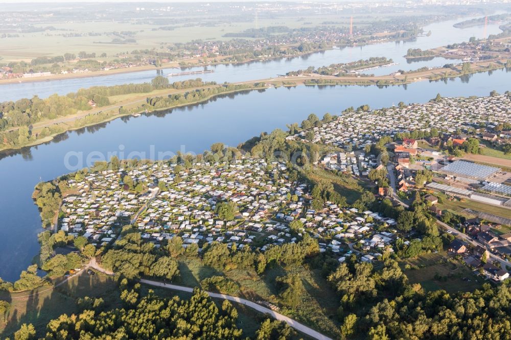 Aerial photograph Hamburg - Camping with caravans and tents on the Elbe dyke in the district Ochsenwerder in Hamburg, Germany