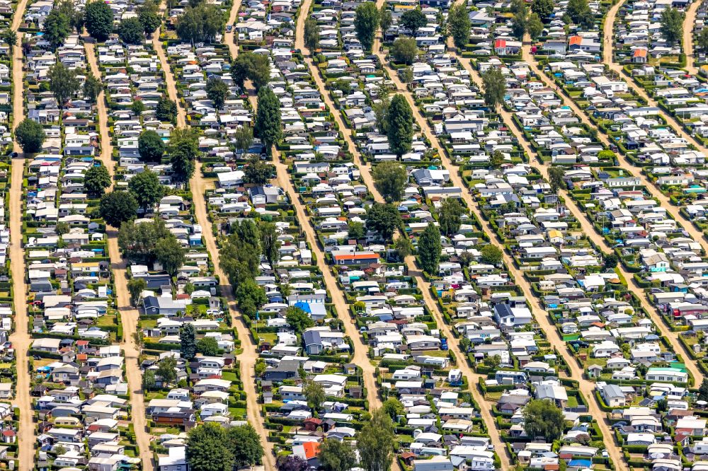 Wesel from the bird's eye view: Camping with caravans and tents on Rhone river in Wesel in the state North Rhine-Westphalia, Germany