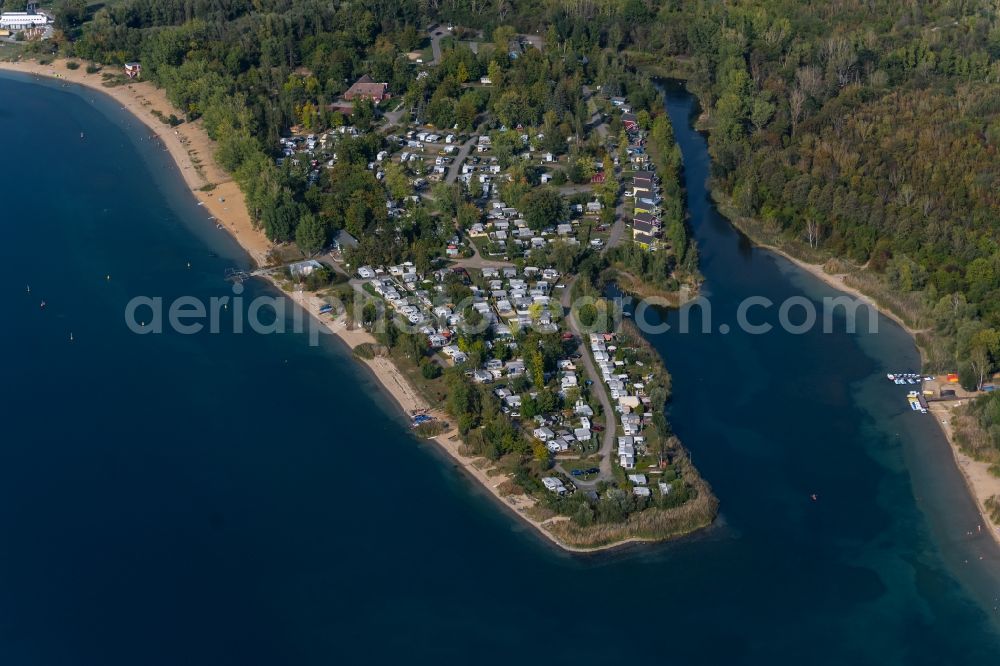 Leipzig from the bird's eye view: Campsite Campingplatz am Kulkwitzer See with caravans and tents on the lake shore on Seestrasse in the district Lausen-Gruenau in Leipzig in the state Saxony, Germany
