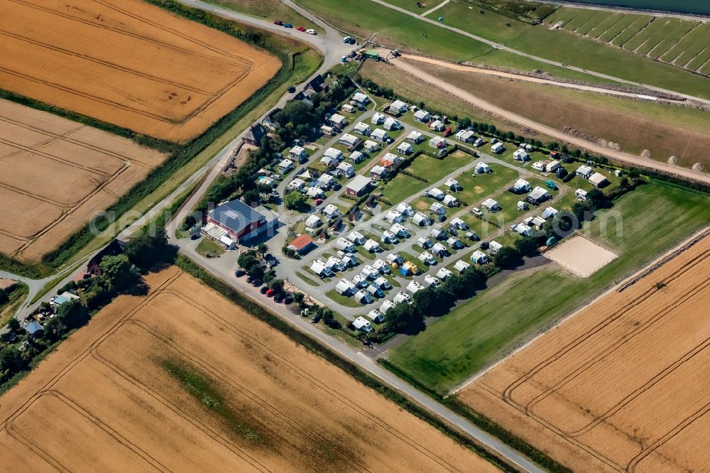 Elisabeth-Sophien-Koog from the bird's eye view: Campsite with caravans and mobile homes and tents in the coastal area in Elisabeth-Sophien-Koog Nordfriesland in the state Schleswig-Holstein, Germany