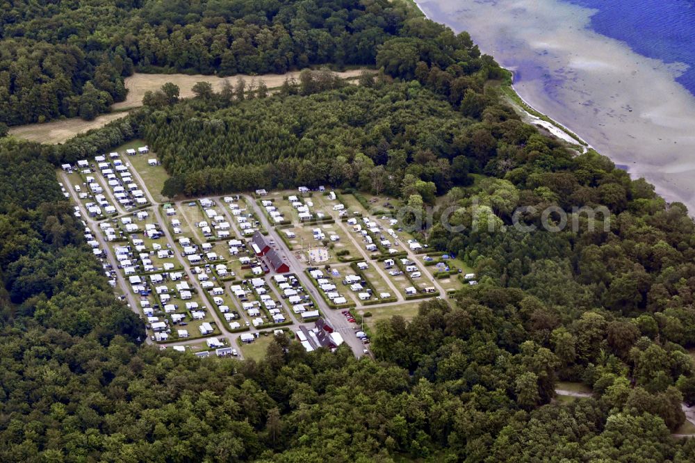 Faxe from the bird's eye view: Campsite with caravans and tents in the coastal area Vemmetofte Strand Camping in Faxe in Region Sjaelland, Denmark