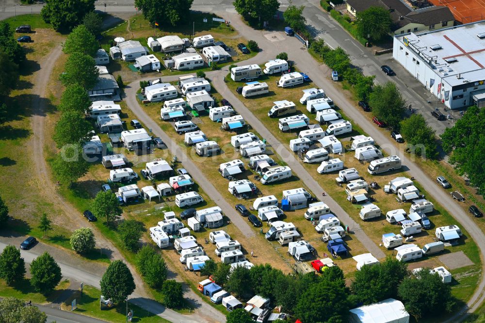 Holzminden from the bird's eye view: Campsite with caravans and tents in the river - bank area of the Weser river on street Stahler Ufer in Holzminden in the state Lower Saxony, Germany