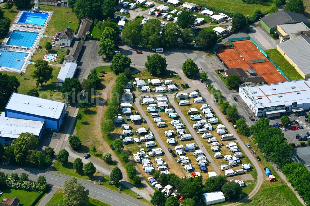 Aerial image Holzminden - Campsite with caravans and tents in the river - bank area of the Weser river on street Stahler Ufer in Holzminden in the state Lower Saxony, Germany