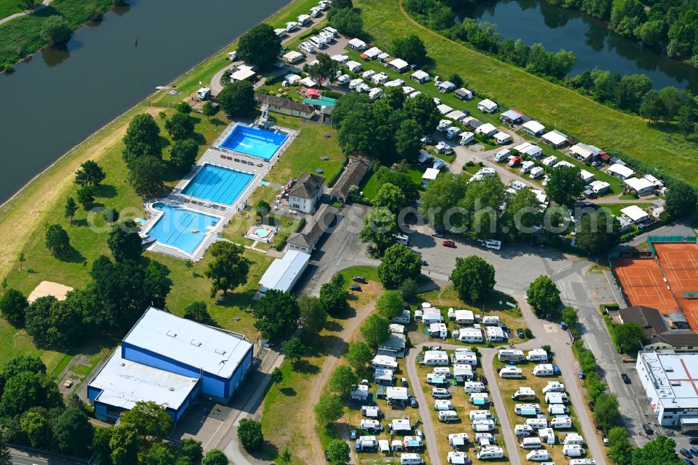 Aerial photograph Holzminden - Campsite with caravans and tents in the river - bank area of the Weser river on street Stahler Ufer in Holzminden in the state Lower Saxony, Germany