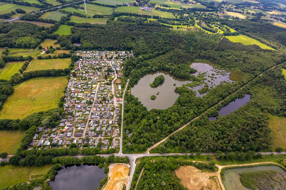 Dorsten from above - Campsite with caravans and tents on the lake shore of Freizeitpark Tillessensee in Dorsten at Ruhrgebiet in the state North Rhine-Westphalia, Germany