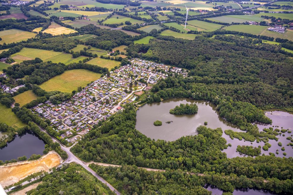 Aerial photograph Dorsten - Campsite with caravans and tents on the lake shore of Freizeitpark Tillessensee in Dorsten at Ruhrgebiet in the state North Rhine-Westphalia, Germany
