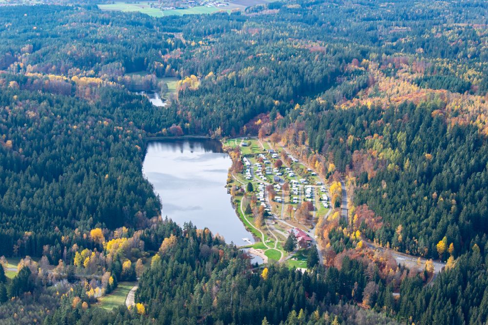 Aerial image Flossenbürg - Campsite with caravans and tents on the lake shore Grosser Gaisweiher on street Gaismuehlweg in Flossenbuerg in the state Bavaria, Germany