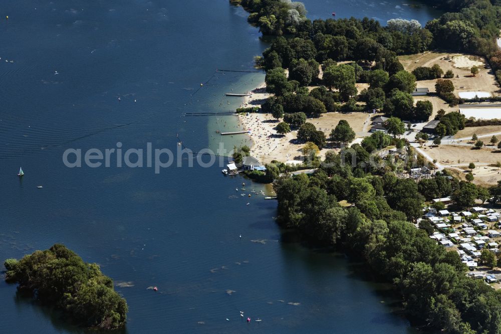 Aerial photograph Düsseldorf - Campsite with caravans and tents on the lake shore of Unterbrachen See in Duesseldorf at Ruhrgebiet in the state North Rhine-Westphalia, Germany