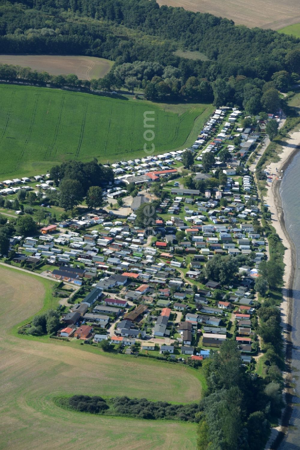 Aerial photograph Hohenkirchen - Camp site Campingplatz Liebeslaube with caravans at the Baltic Sea in Hohenkirchen in the state Mecklenburg - Western Pomerania
