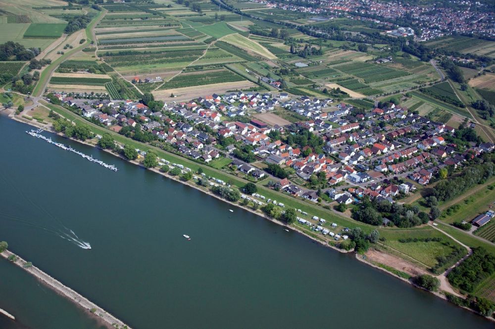 Heidesheim am Rhein from above - The campsite Inselrhein Heidenfahrt with caravans and tents is located on the southern bank of the Rhine in the district Heidenfahrt of the municipality Heidesheim am Rhein in Rhineland-Palatinate. Before that, a marina with pontoons