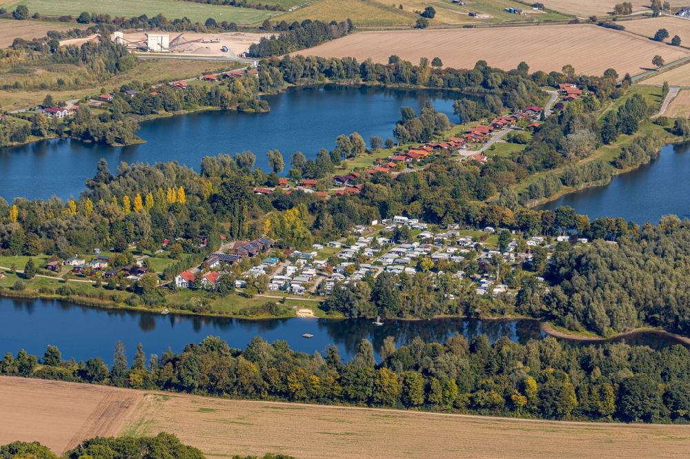 Aerial photograph Lauenförde - Camping with caravans and tents at the Axelsee at Hechtgraben on the border between Lower Saxony and North Rhine-Westphalia in Lauenfoerde in the state North Rhine-Westphalia, Germany
