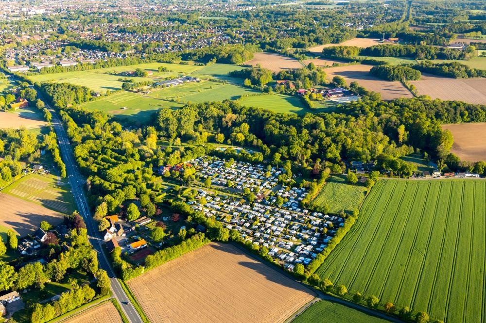Münster from above - Camping with caravans and tents of Campingplatz Muenster overlooking the Freibad Stapelskotten am Laerer Werseufer - Auf der Laer in Muenster in the state North Rhine-Westphalia, Germany