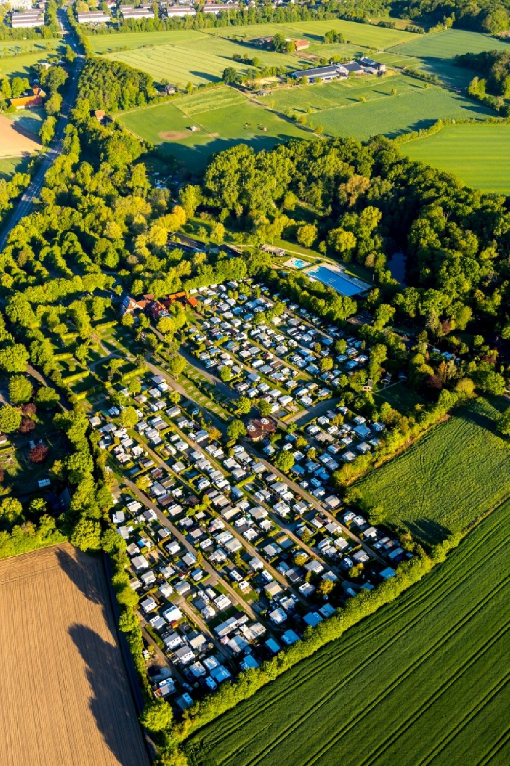 Münster from the bird's eye view: Camping with caravans and tents of Campingplatz Muenster overlooking the Freibad Stapelskotten am Laerer Werseufer - Auf der Laer in Muenster in the state North Rhine-Westphalia, Germany