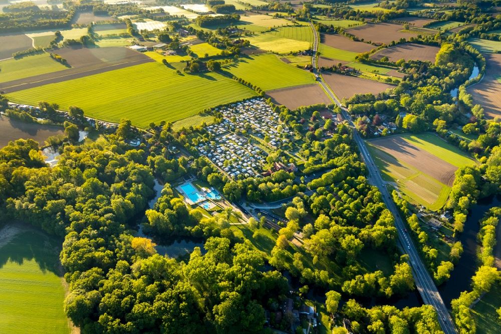 Münster from the bird's eye view: Camping with caravans and tents of Campingplatz Muenster overlooking the Freibad Stapelskotten am Laerer Werseufer - Auf der Laer in Muenster in the state North Rhine-Westphalia, Germany