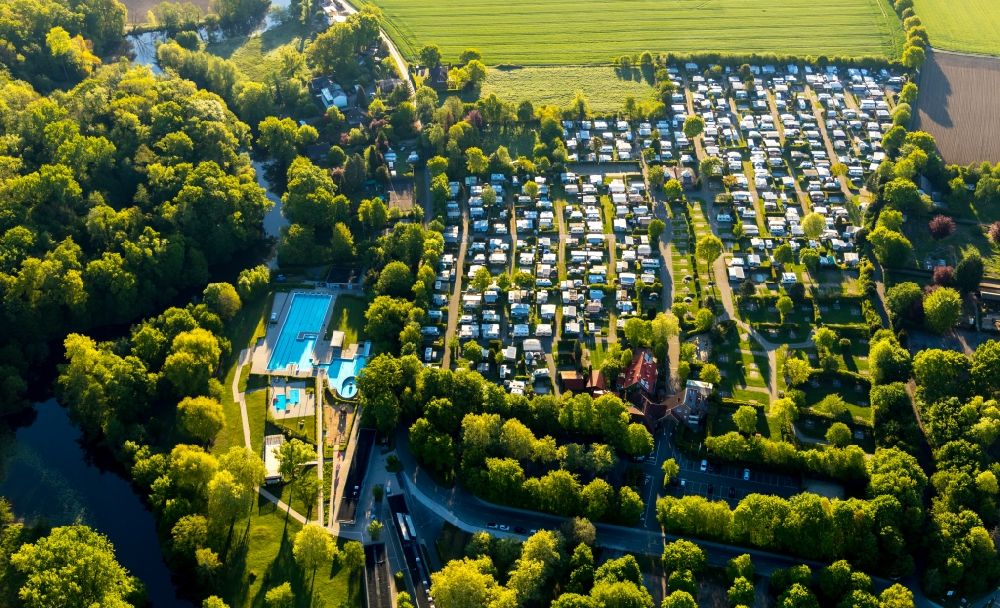 Aerial image Münster - Camping with caravans and tents of Campingplatz Muenster overlooking the Freibad Stapelskotten am Laerer Werseufer - Auf der Laer in Muenster in the state North Rhine-Westphalia, Germany