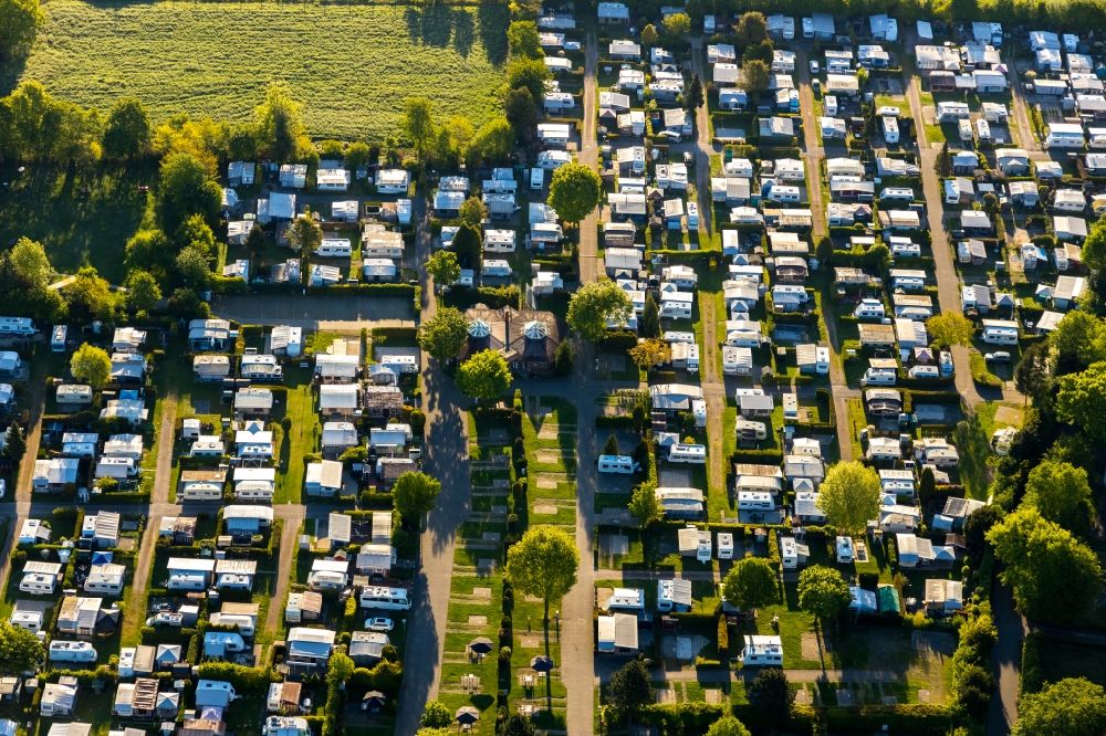 Aerial photograph Münster - Camping with caravans and tents of Campingplatz Muenster overlooking the Freibad Stapelskotten am Laerer Werseufer - Auf der Laer in Muenster in the state North Rhine-Westphalia, Germany