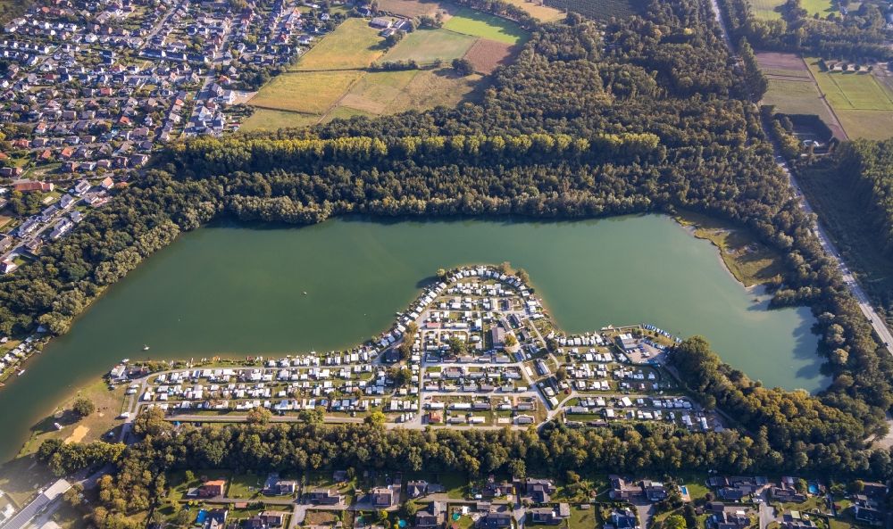 Lippstadt from the bird's eye view: Camping with caravans and tents in the district Lipperbruch in Lippstadt in the state North Rhine-Westphalia, Germany