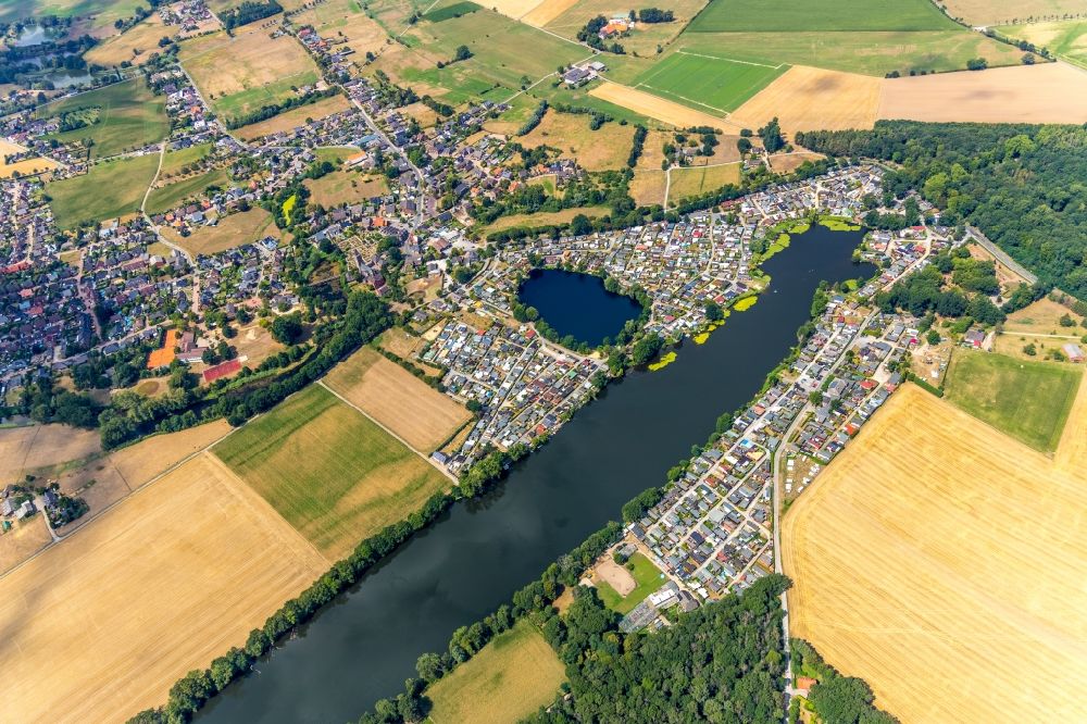 Rees from the bird's eye view: Camping with caravans and tents in the district Mehr in Rees in the state North Rhine-Westphalia, Germany